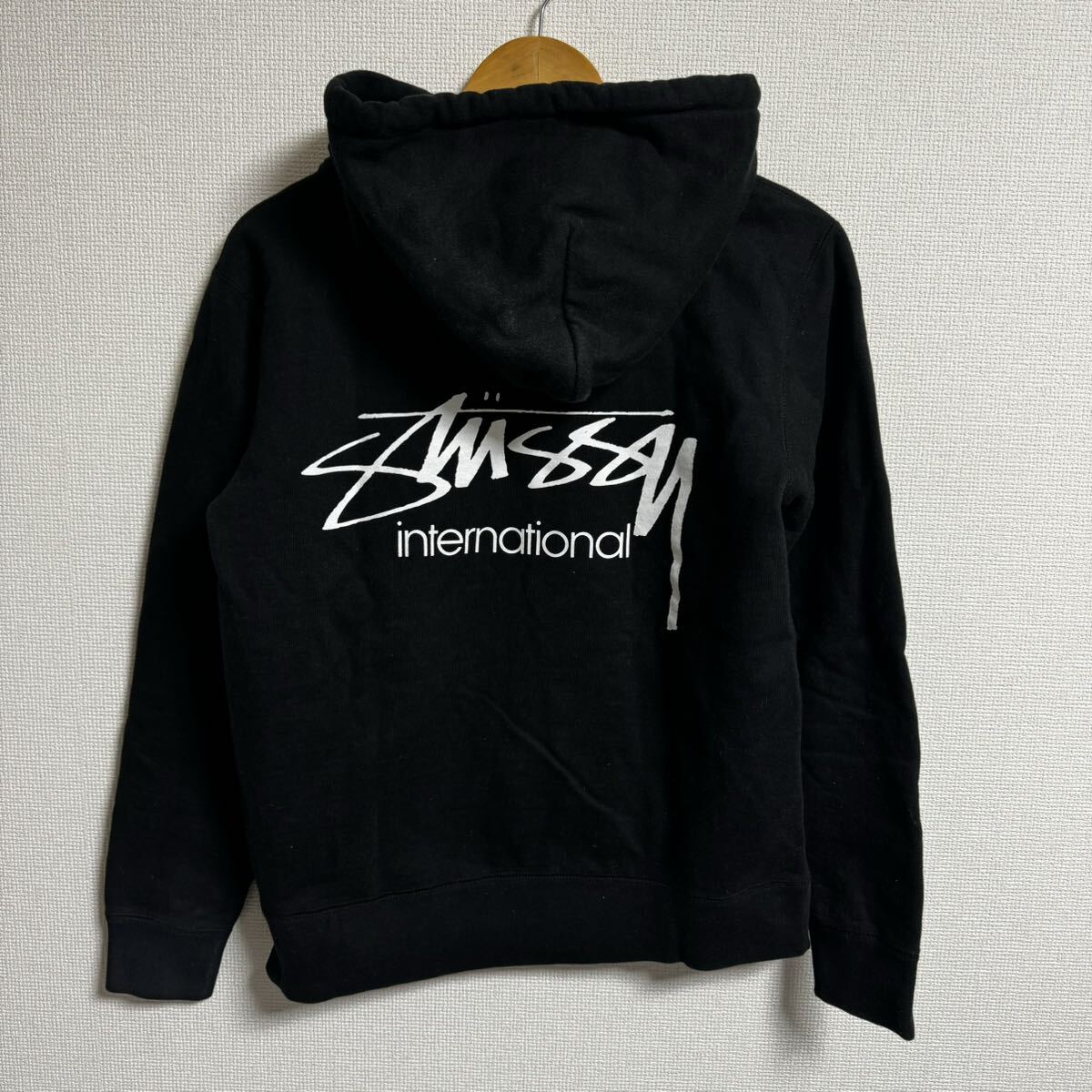 【人気】stussy パーカー ブラック バックプリントあり sサイズ フェード 厚手の画像1