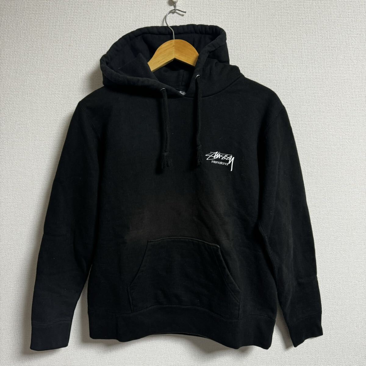 【人気】stussy パーカー ブラック バックプリントあり sサイズ フェード 厚手の画像2