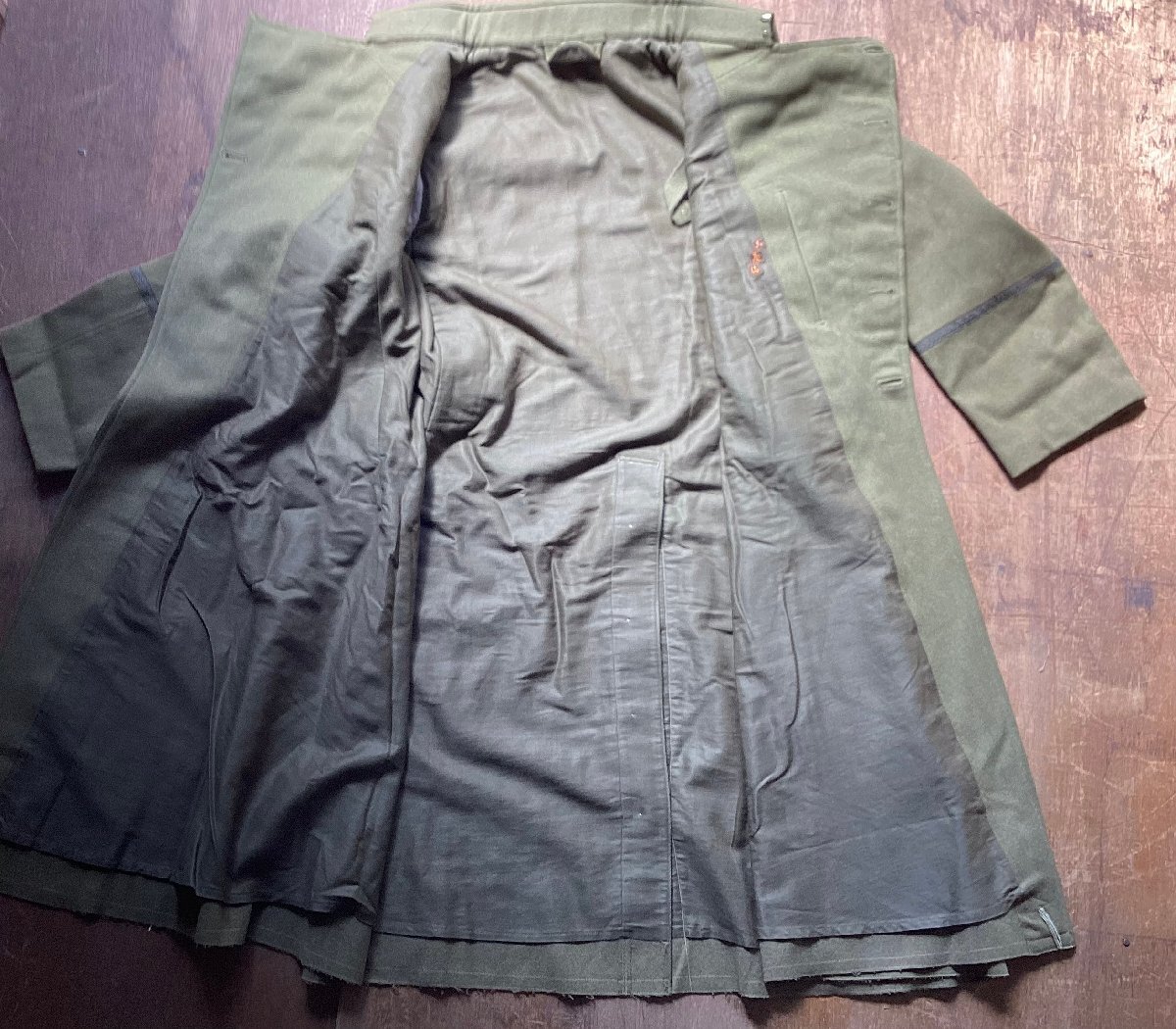 TT-2040■送料込■軍隊 マント コート フード 冬着 兵隊 日本軍 軍用 上着 服 カーキ 装備品 身丈:104cm 袖丈:58cm 肩幅:45cm 2058g/くGOら_画像2