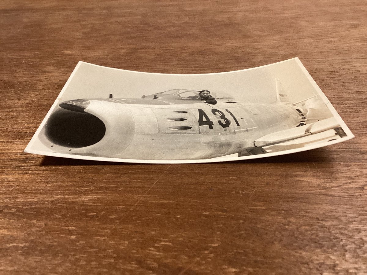 RR-6436■送料込■飛行機 航空機 航空自衛隊機 431 記念写真 白黒 写真 古写真 印刷物/くOKら_画像6