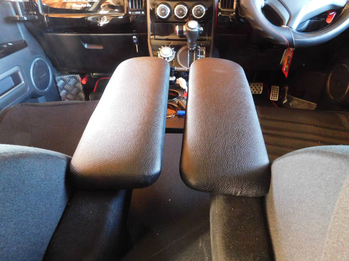 デリカD5用　オリジナルアームレストレザー風 　運転席・助手席セット。新型デリカ装着可能 _マジックテープで固定します。
