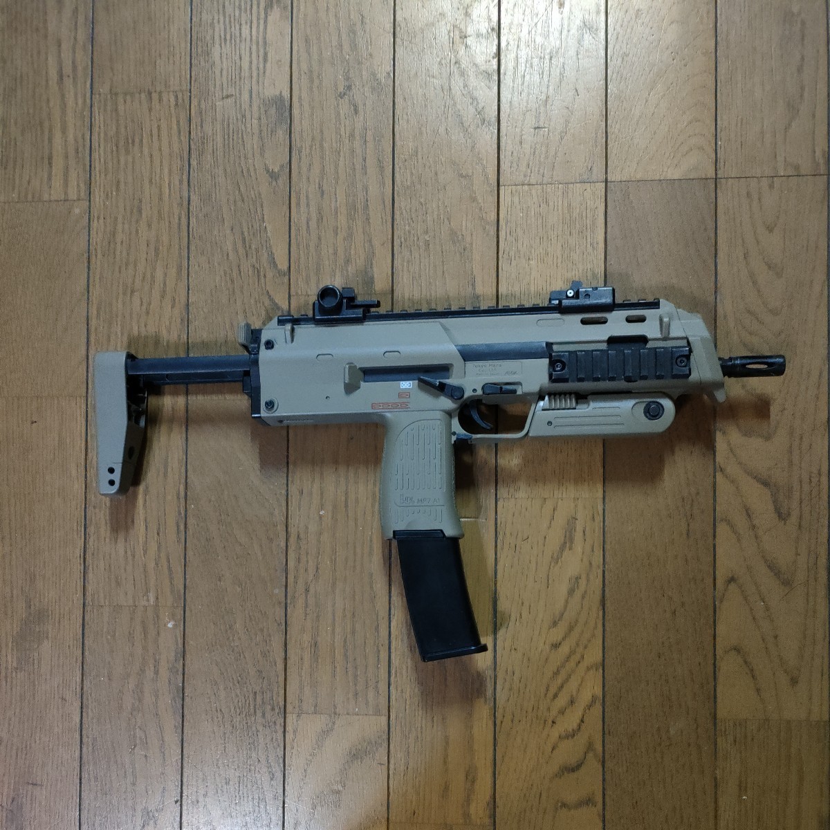 東京マルイHk MP７ A1 サブマシンガン動作確認済み ジャンク扱い バッテリー及び予備マガジン付き_画像2