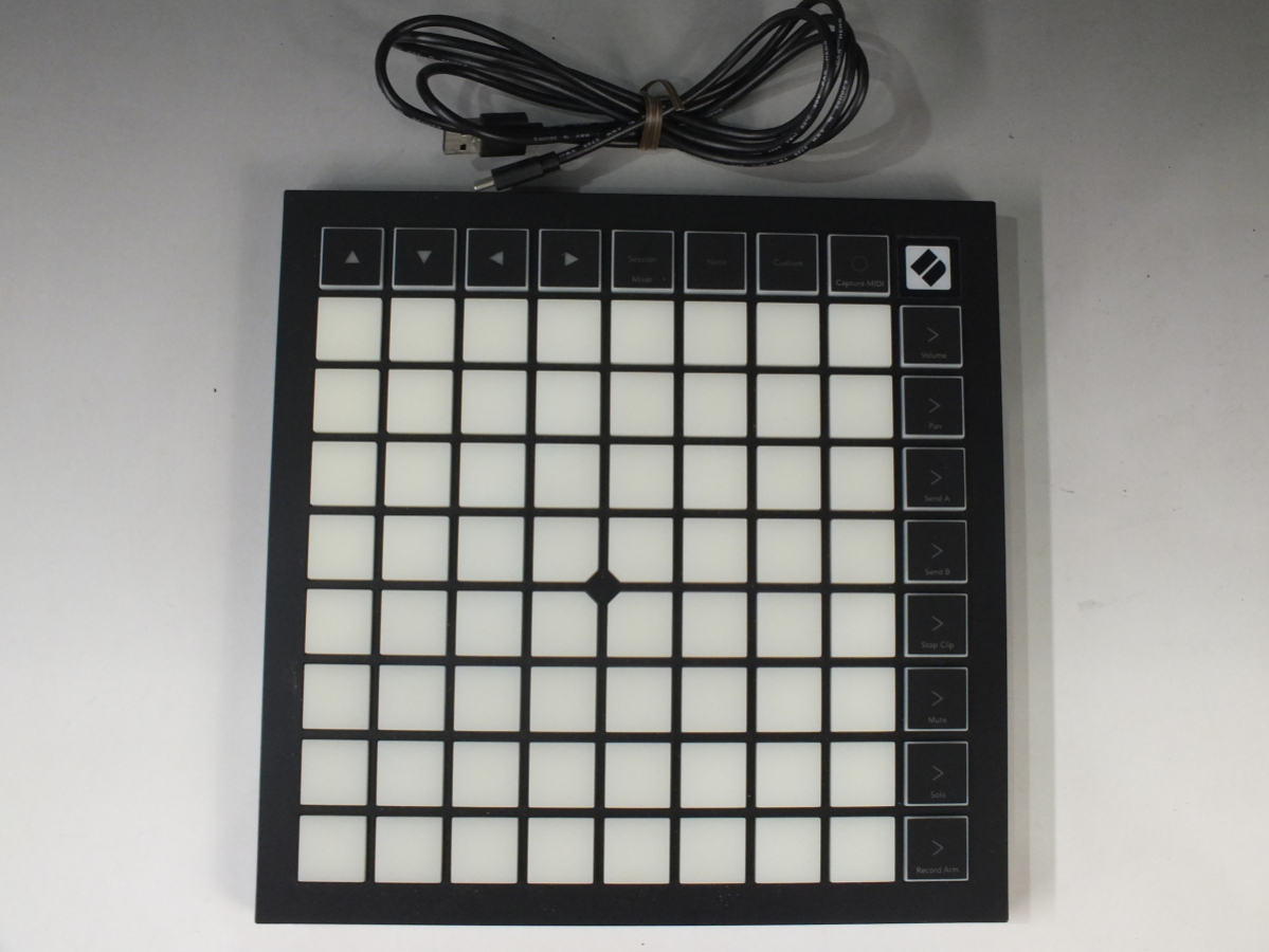 novation LaunchPad X ノベーション USB MIDIコントローラーパッド 通電確認済み_画像3