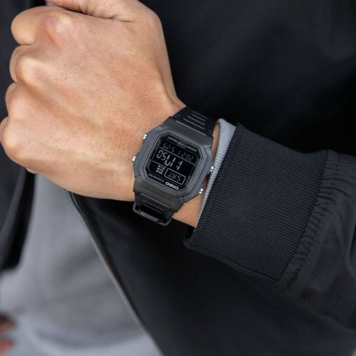 カシオ　デジタル腕時計　新品　海外並行輸入品　反転液晶　ブラックシンプルモデル CASIO
