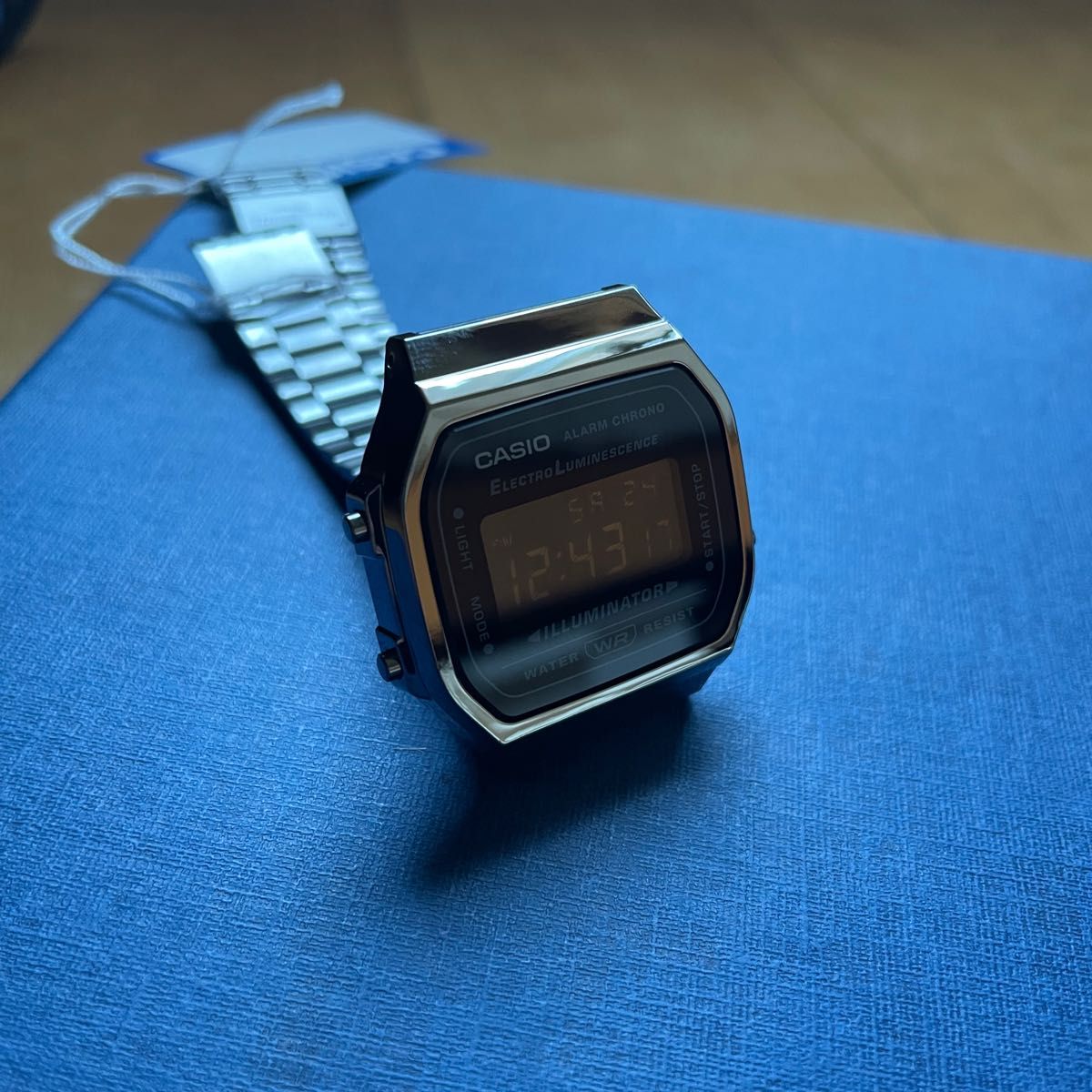 カシオ　デジタル腕時計　海外モデル　新品　ブラック反転液晶　ビンテージデザイン