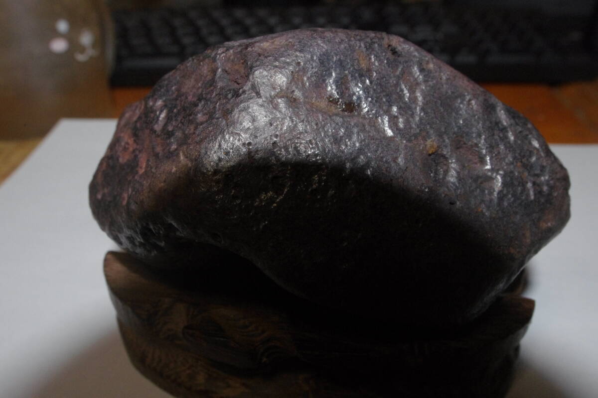 鉄隕石 マダガスカル産で買いました。重さ石のみで920ｇサイズ12ｘ6.5ｘ6ｃｍ、台は130ｇ磁石に強くくっつきます。60サイズ の画像2