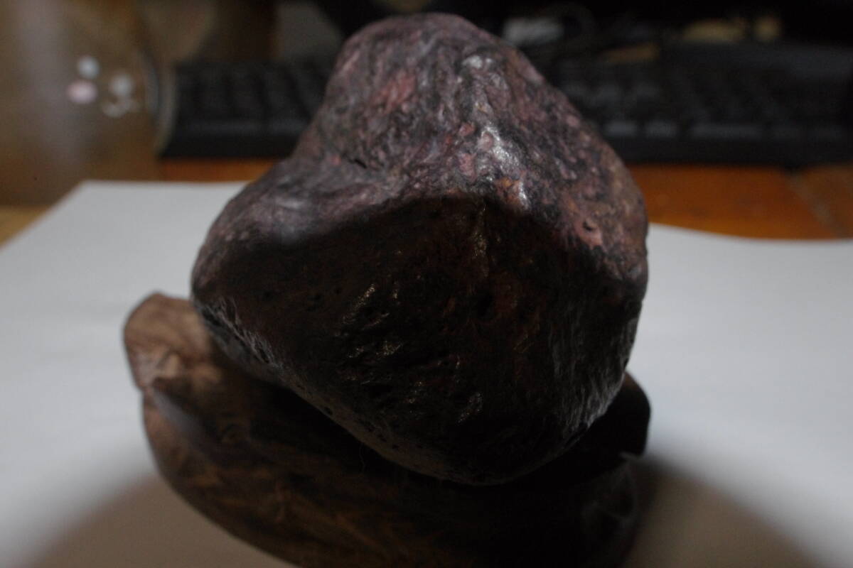 鉄隕石　マダガスカル産で買いました。重さ石のみで920ｇサイズ12ｘ6.5ｘ6ｃｍ、台は130ｇ磁石に強くくっつきます。60サイズ　_画像7