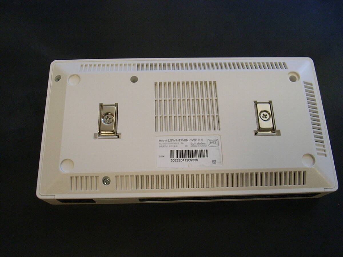 【廃棄前】BUFFALO 10/100Mbps対応 電源内蔵 8ポート スイッチングハブ LSW4-TX-8NP/WH　中古美品です。_本体　裏面です。金属部は磁石です。