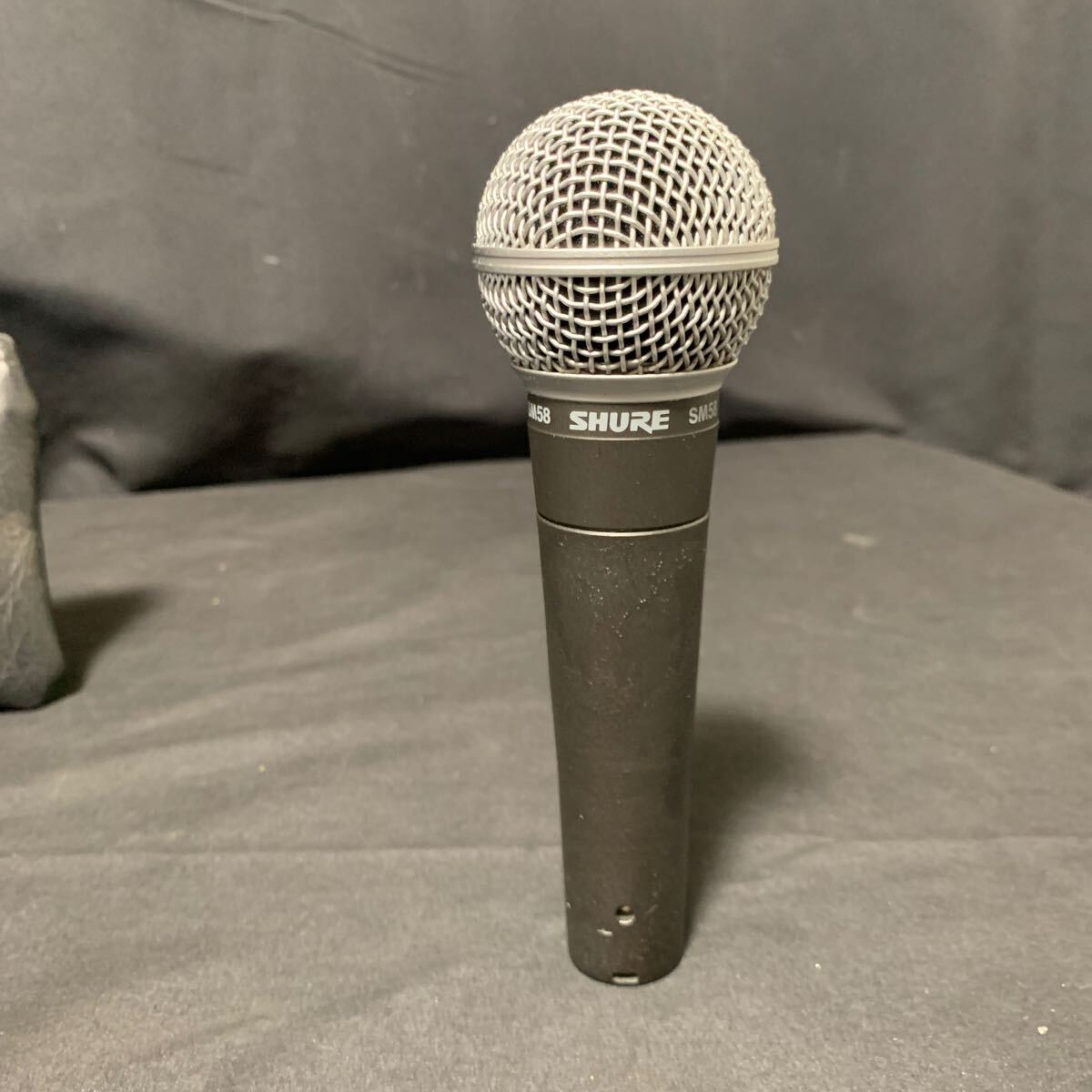 SHURE シュアー SM58 ダイナミックマイク 収納ポーチ 付き マイク 動作未確認 ボーカル マイクロフォン 音楽 機材 _画像3