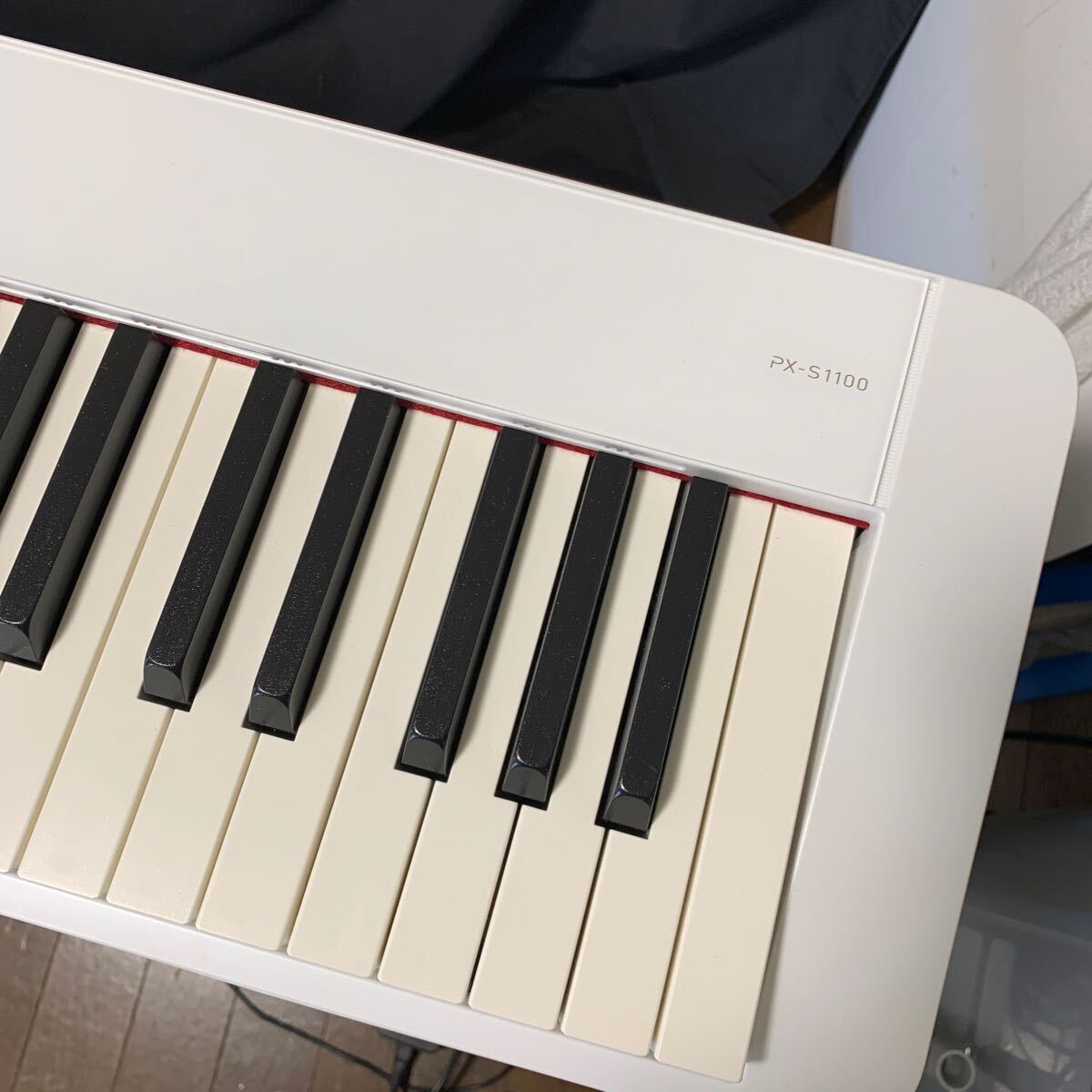 【川崎市直接引取限定】 CASIO カシオ 電子ピアノ Privia PX-S1100 ホワイト 2021年製 譜面台 ペダル 付き 88鍵盤 スリムデザイン 鍵盤楽器_画像3