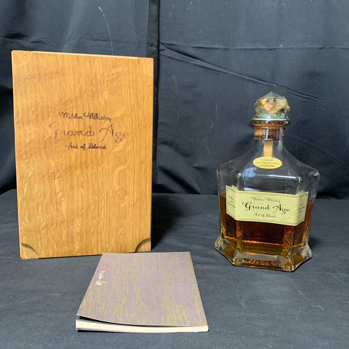 未開栓 NIKKA WHISKY Grand Age ニッカ ウイスキー グランドエイジ 660ml 45パーセント 木箱入り 冊子付き 液漏れ あり 古酒 お酒 _画像1