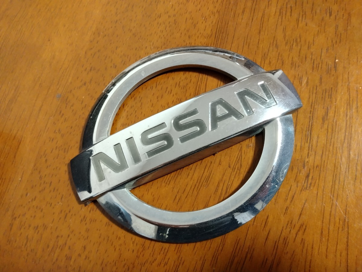 日産 NISSAN エンブレム　中古_画像1