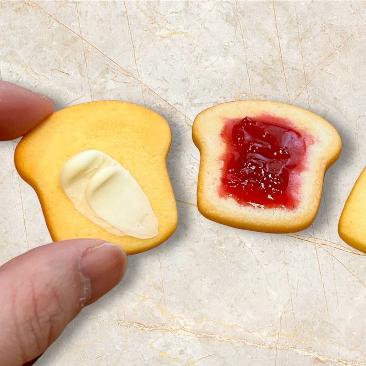 トーストマグネット 食パン 2個セット  ミニチュア ハンドメイド 樹脂粘土 食品サンプル バッジ マグネット