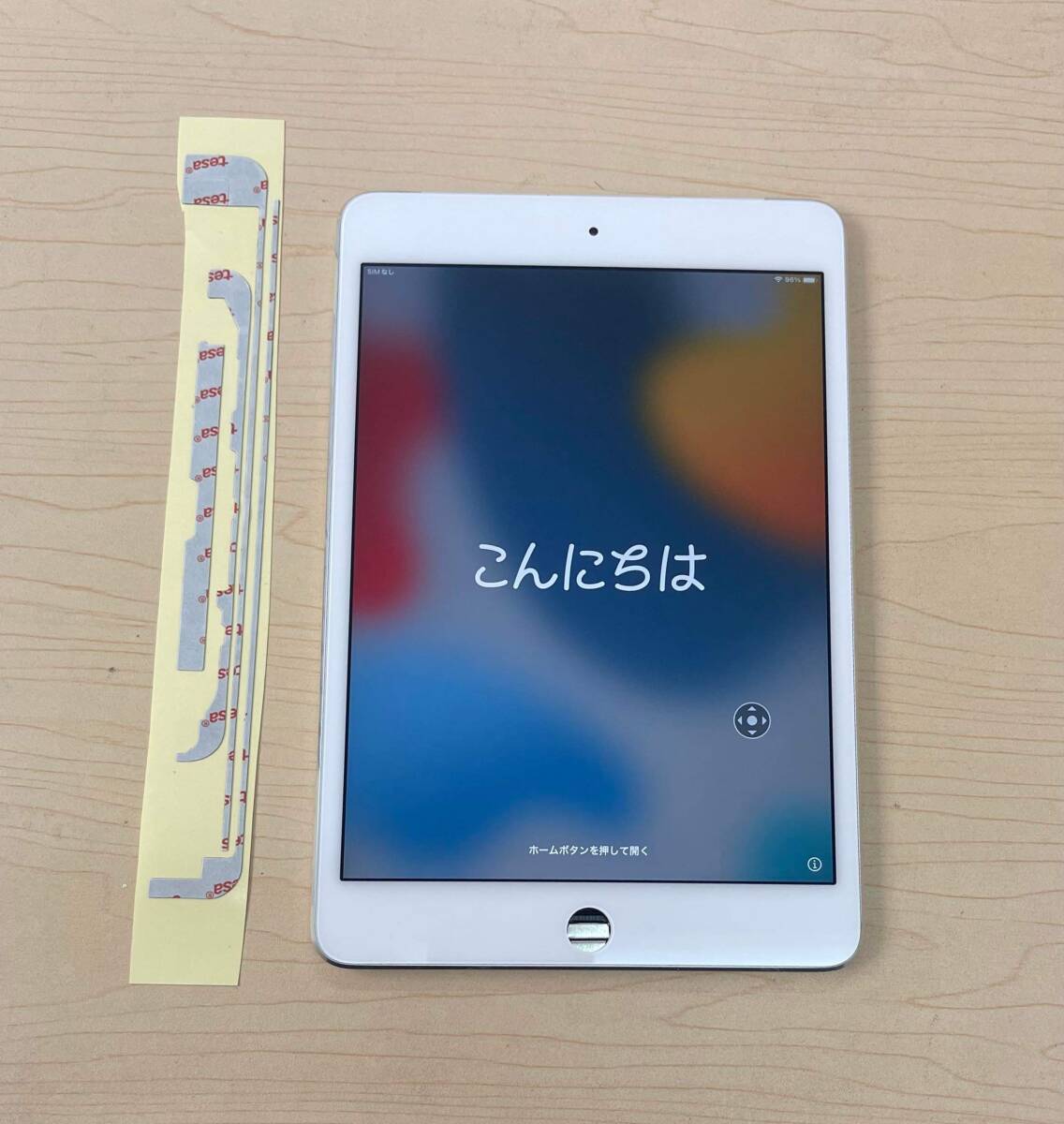 中古美品 純正品 iPad Mini 4 フロントパネル 画面 液晶 修理 交換 、画面 パネル 交換テープ 付き カラー白 ジャンク_画像1