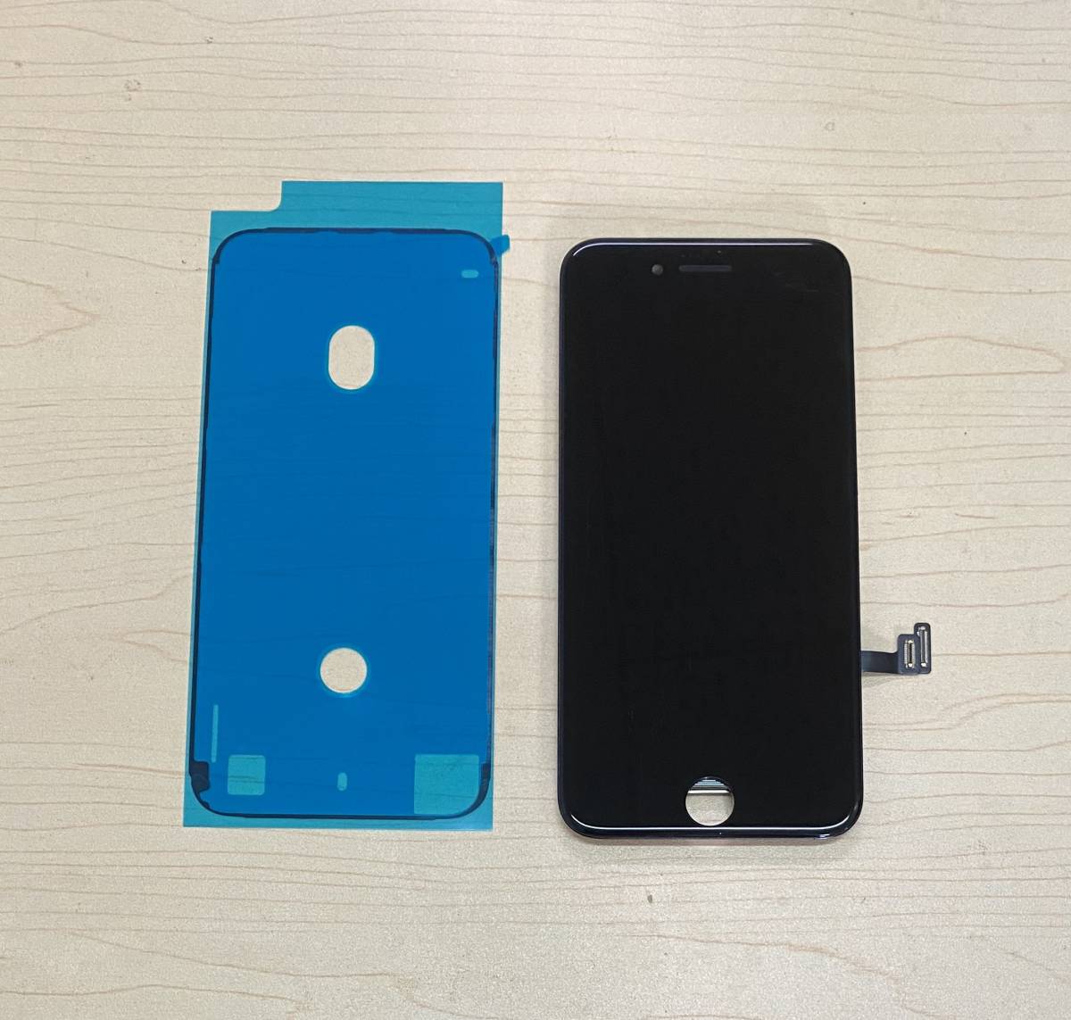 中古純正品 iPhone8、iPhone SE2 ( 2020 ) フロントパネル 　タッチ スライド 操作出来ました、カラー黒、防水シール付き 、ジャンク_画像2