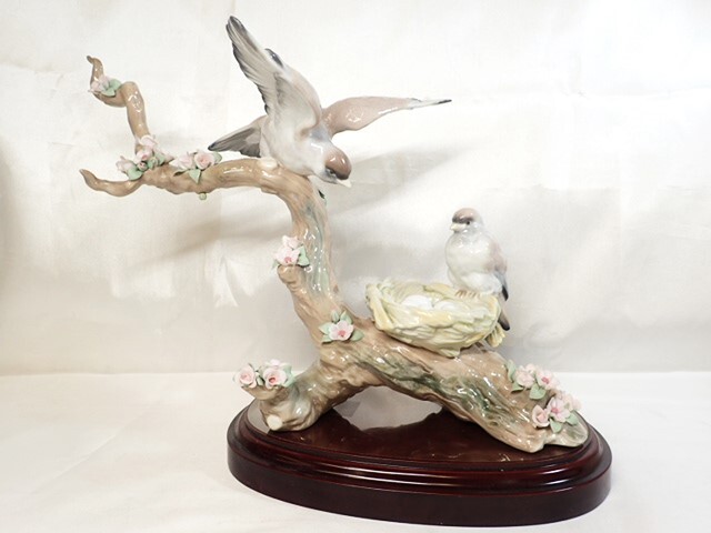 6320[TS]未使用♪限定作品/台座付 ◆LLADRO/リヤドロ◆フィギュリン No.1854 陶器の置物/SPRING'S NEW ARRIVALS/巣を見守る鳥 花_画像2