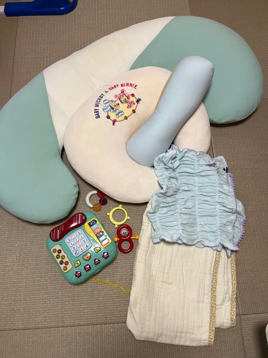 赤ちゃん用品　知育おもちゃ　歯固め　ガーゼケット　授乳クッション　抱き枕など