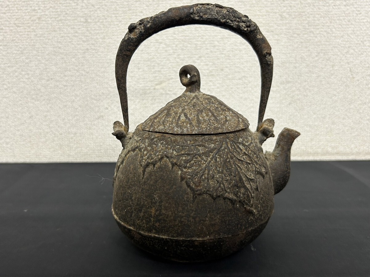 蔵出し A3 鉄瓶 在銘 印有 葉っぱ 模様 金属工芸品 骨董品 茶道具 高さ約16㎝ 幅約12㎝ 約1045g 小型 煎茶道具 現状品の画像4