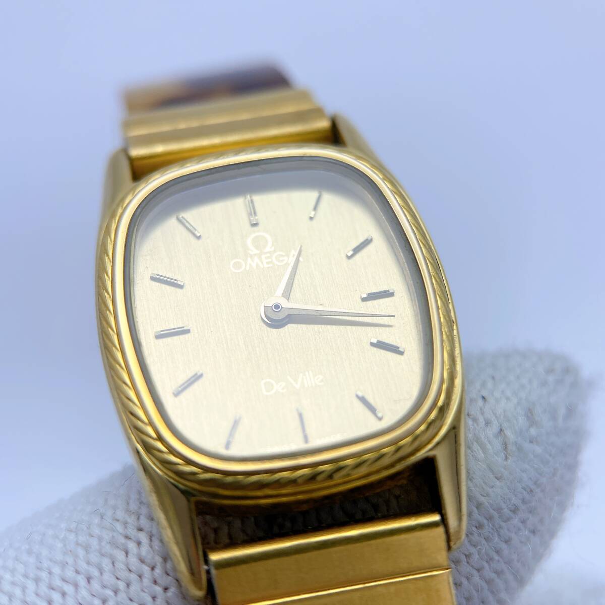 オメガ OMEGA デビル DEVILLE レディース 腕時計 クオーツ QZ ゴールド文字盤 プッシュリューズ 1387 レクタン 電池切れ ジャンクの画像2