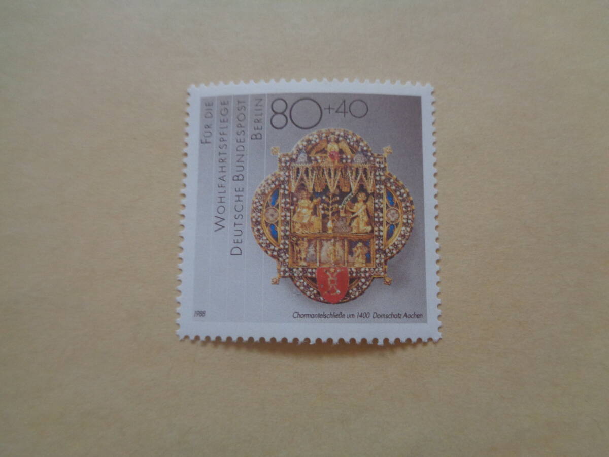 ドイツ（東ドイツ・ベルリン）切手　1988年　金細工師と銀細工師の芸術シリーズ　聖歌隊の留め金(1400年頃)　　80+40_画像1