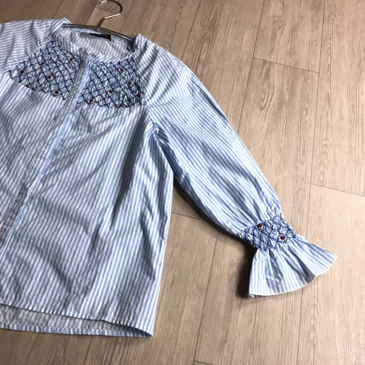 100円スタート♪ ZARA ブルーストライプ　ステッチデザイン　ブラウス　バンドカラー_画像3