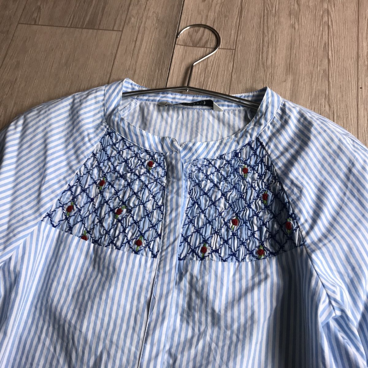 100円スタート♪ ZARA ブルーストライプ　ステッチデザイン　ブラウス　バンドカラー_画像2