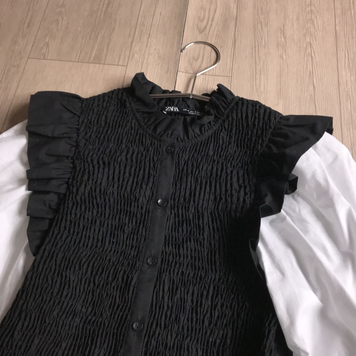 100円スタート○ ZARA ザラ　バイカラー　シャーリング　ストレッチ　ブラウス_画像2