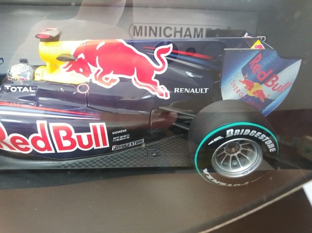 ミニチャンプス 1/18 レッドブル RB6 セバスチャン・ベッテル アブダビGP 2010年の画像5