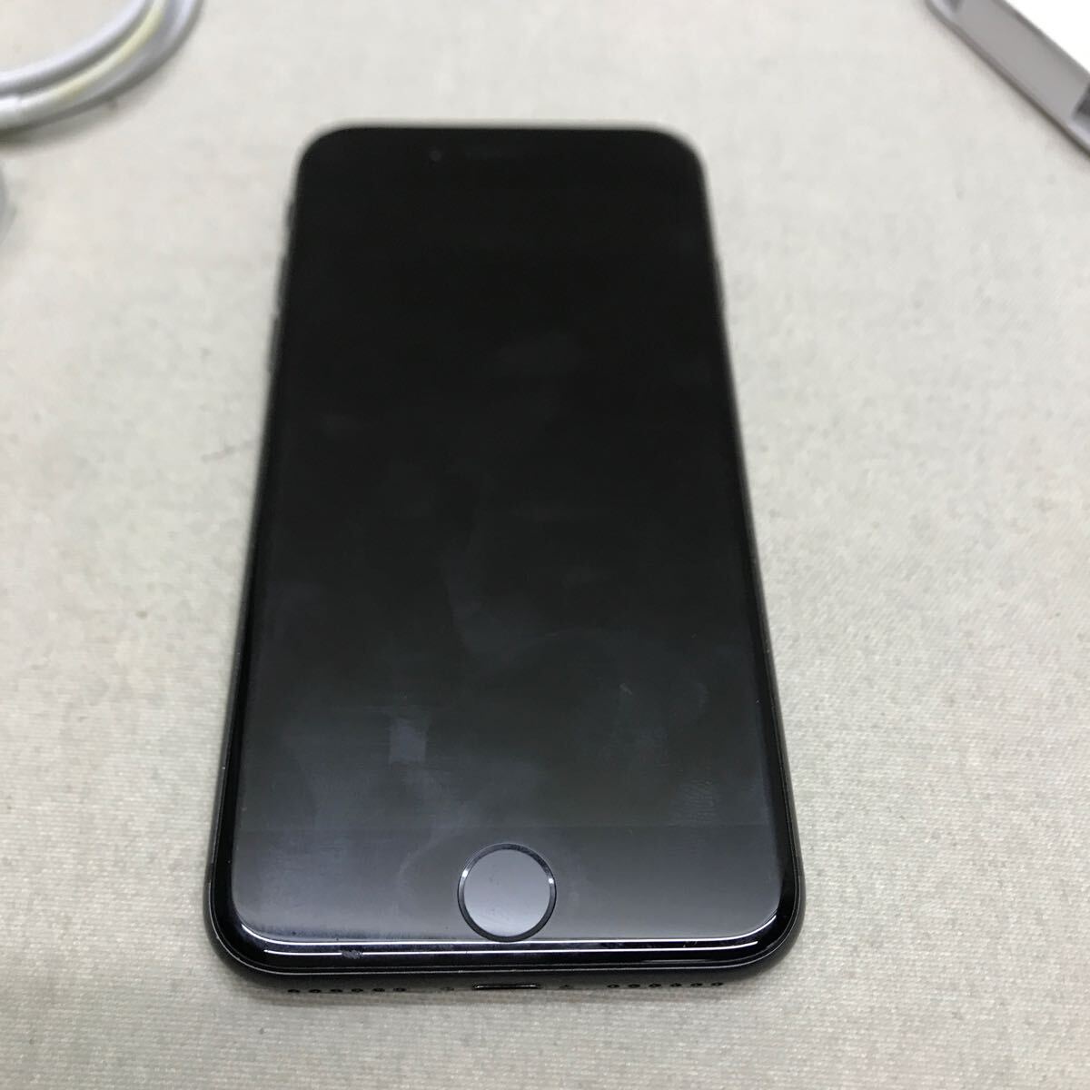 【3S11-077】送料無料 docomo iPhone8 64GB スペースグレイMQ782J/A EarPods付属の画像2