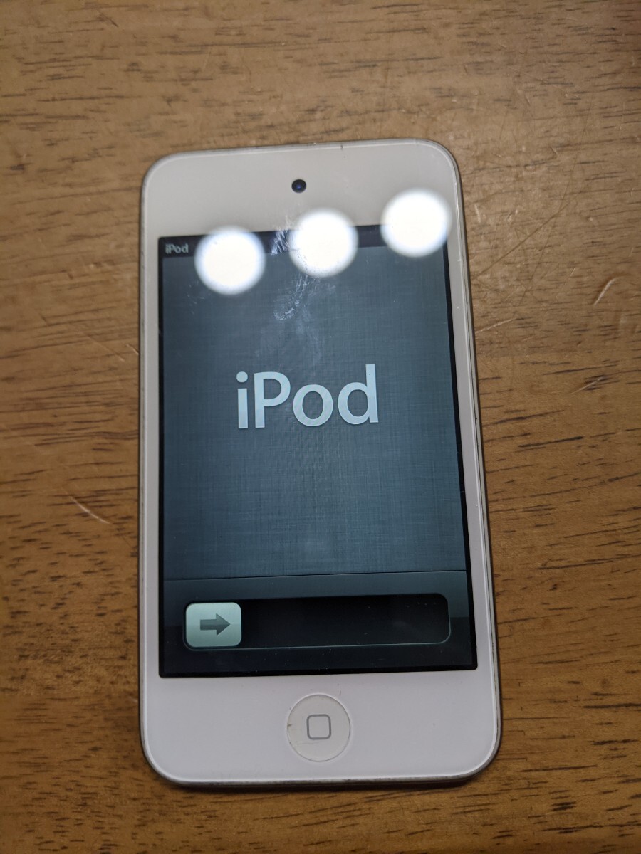 IY0546 iPod touch 第4世代 A1367 8GB Apple デジタル音楽プレーヤー 簡易確認＆簡易清掃＆初期化OK 現状品 送料無料_画像4