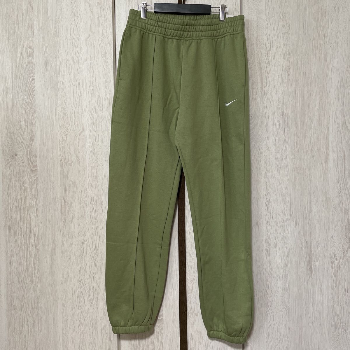 新品 定価6820円 NIKE レディース スウェットパンツ Mサイズ 新品 定価6820円 NIKE レディース スウェットパンツ Mサイズ