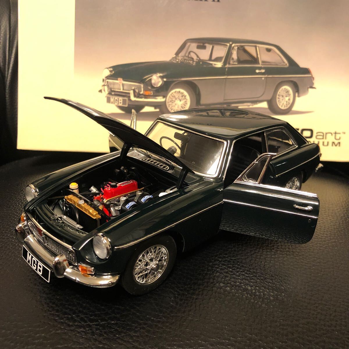 1/18 オートアート MGB GT COUPE MK ii 69 レーシンググリーン リア破損の画像4