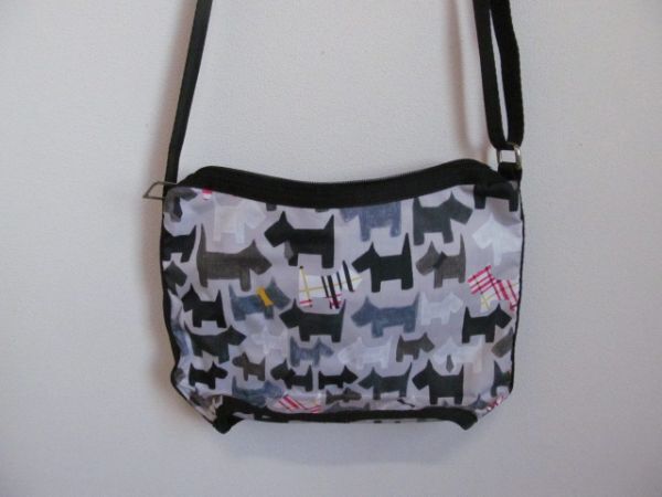 (56741)LeSportsac　レスポートサック　ショルダーバッグ　斜め掛け　サコッシュ　イヌ　犬　ドッグ　グレー系　USED_サイズ(約)　Ｈ20㎝　Ｗ26㎝　Ｄ10㎝