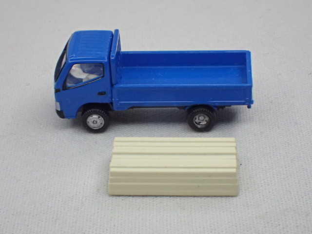  car collection no. 5.88 Hino Dutro blue luggage installing 