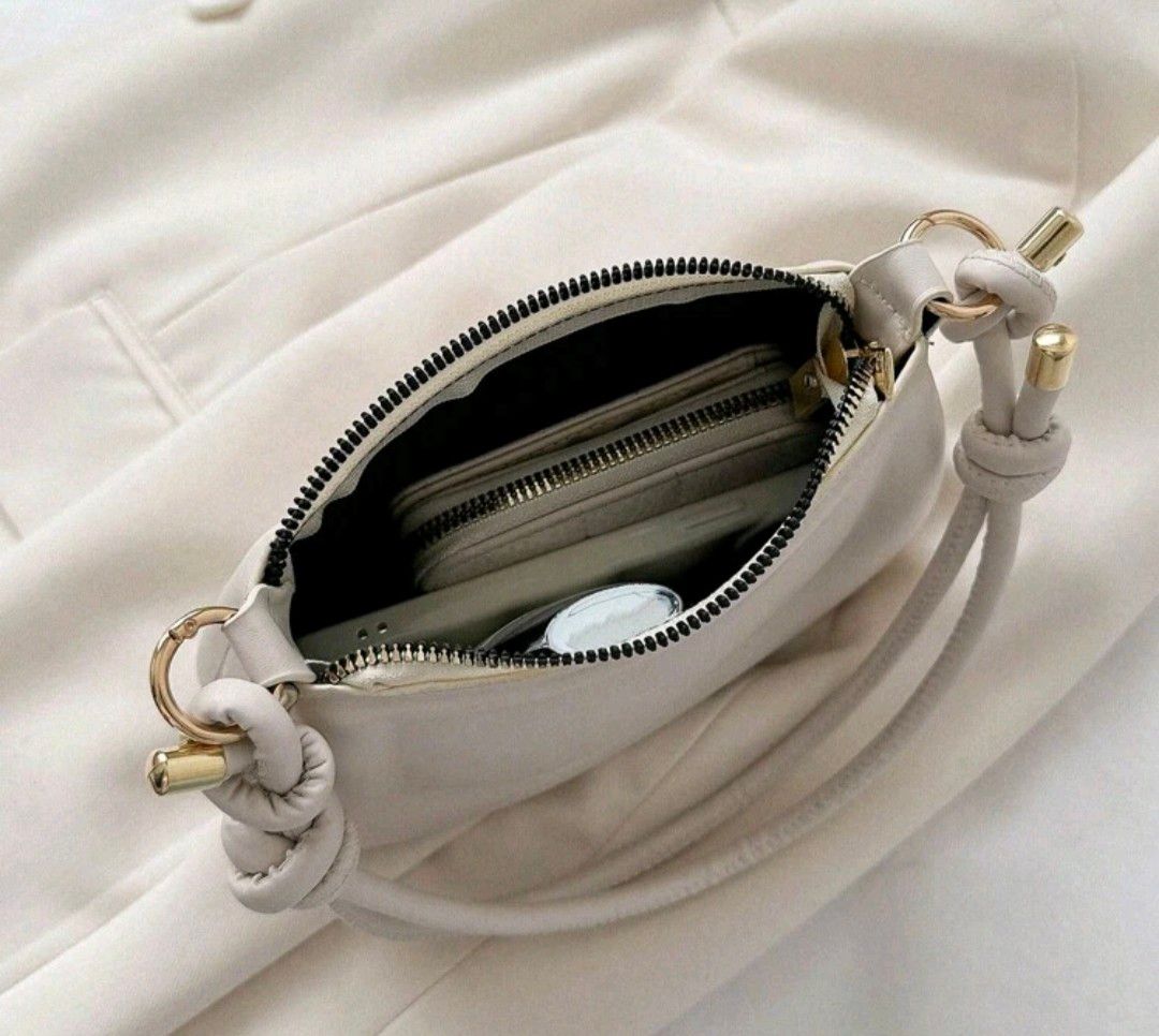 ハンドバッグ かばん 肩掛け　オフホワイト　ミニバッグ　おしゃれ　上質　きれいめファッション　春コーデ