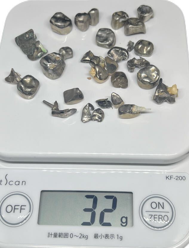 歯科技工？　銀歯？　素材不明金属　成分不明金属　重量約32g 素材不明です。_画像1