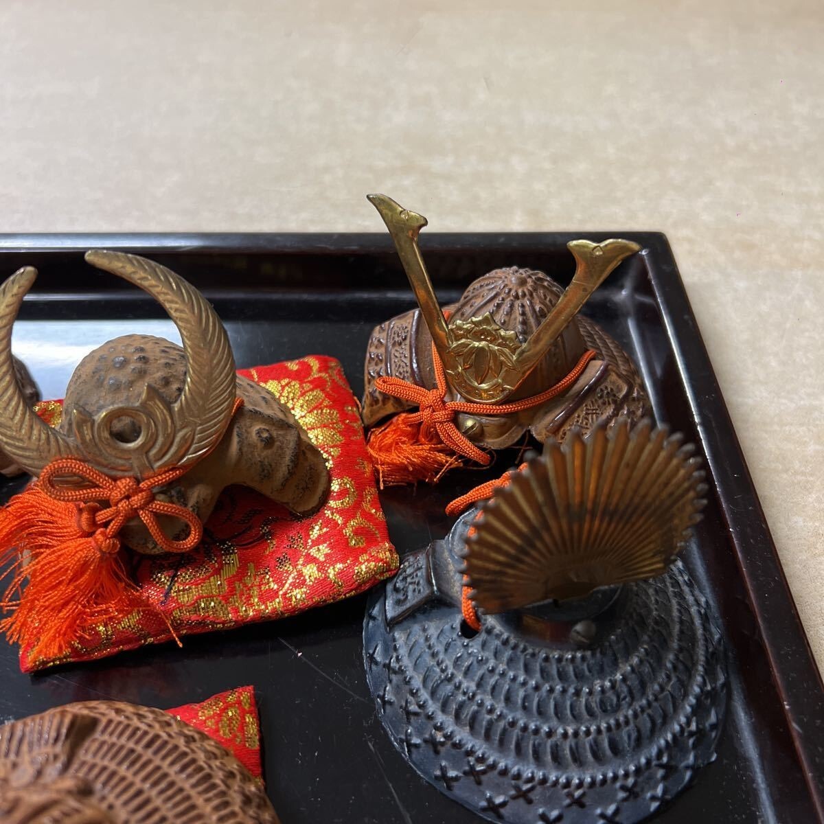 FJ0605 EK341 *obon is not attached Boys' May Festival dolls Sengoku .. Mini helmet * helmet flat ornament * Mini . 10 one point floor . ornament / ornament edge .. ..