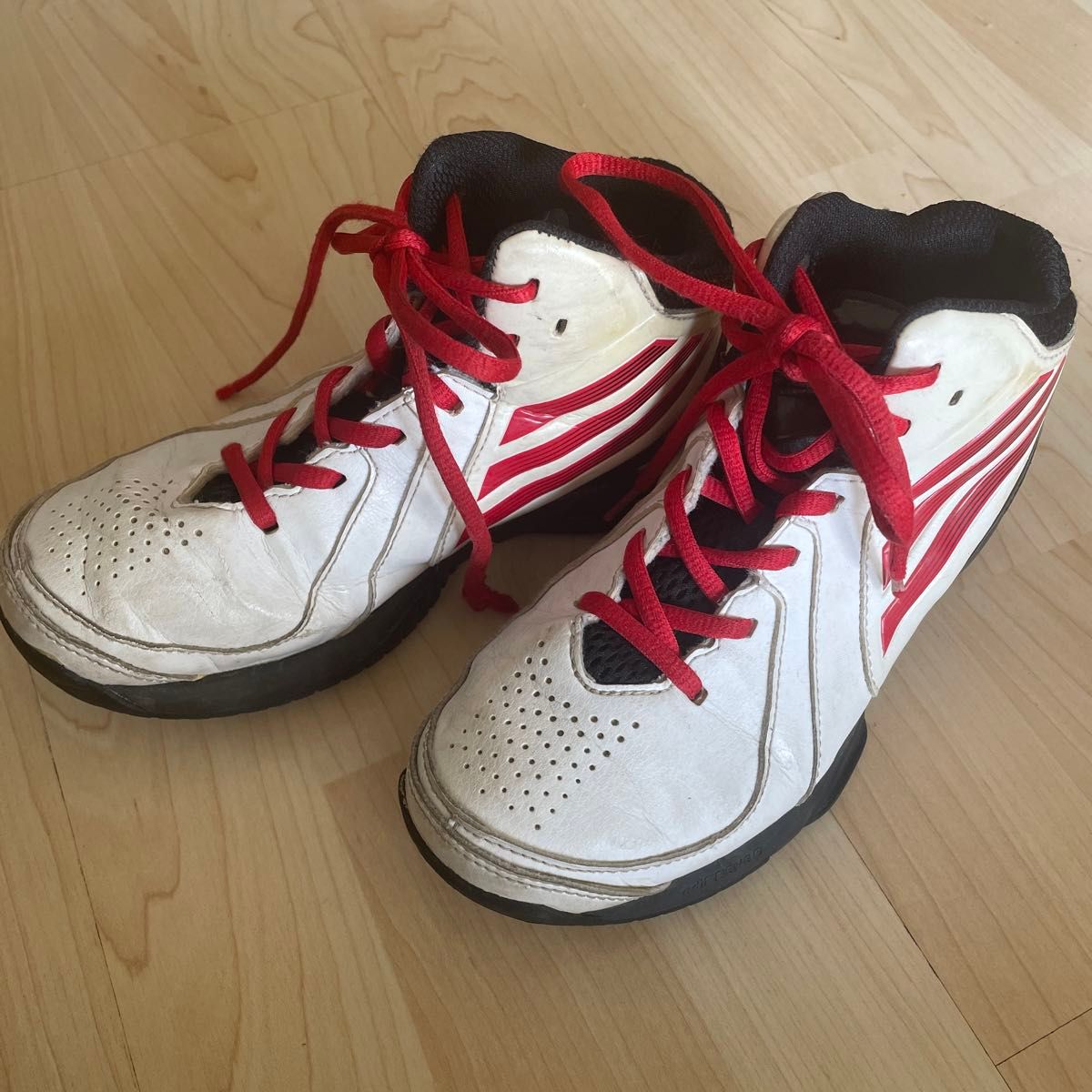 中古　adidas アディダス バッシュ　20センチ　バスケットボールシューズ　赤3本ライン　キッズ　運動靴　子ども