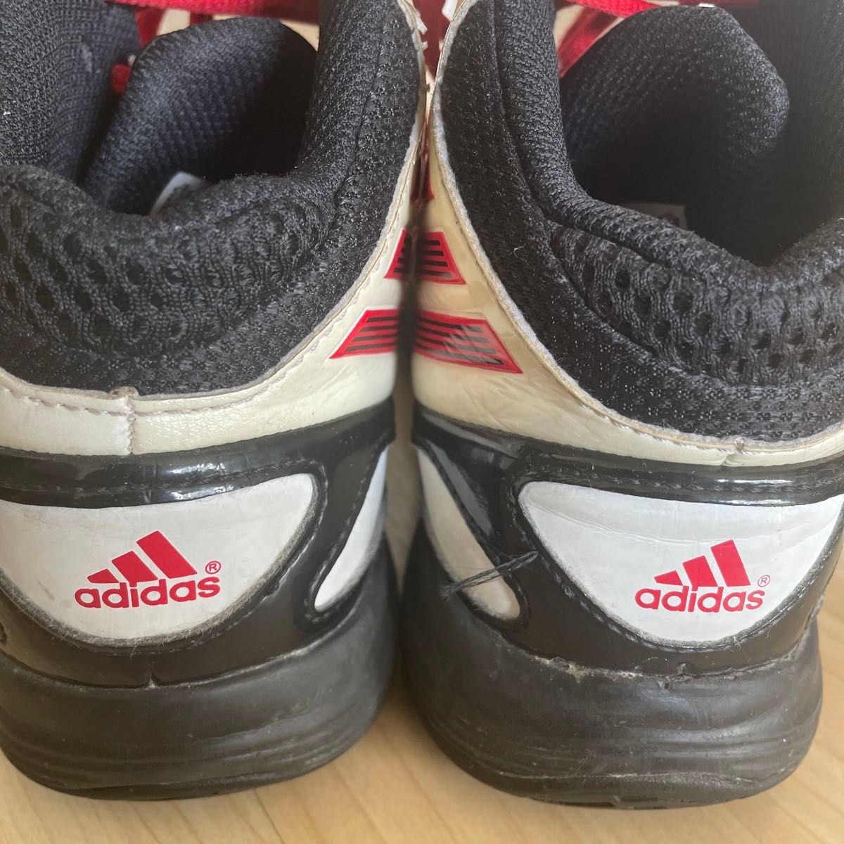 中古　adidas アディダス バッシュ　20センチ　バスケットボールシューズ　赤3本ライン　キッズ　運動靴　子ども