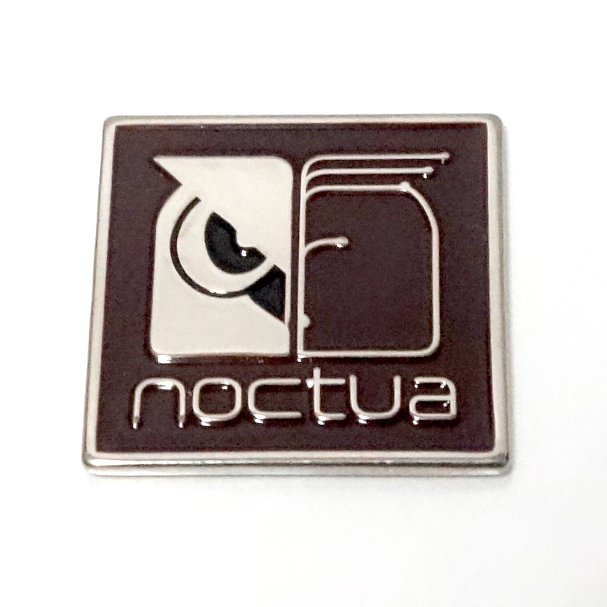 【未使用】Noctua（ノクチュア）ロゴ エンブレムプレート（CPUクーラー付属品）◆金属製・25mm角_表面