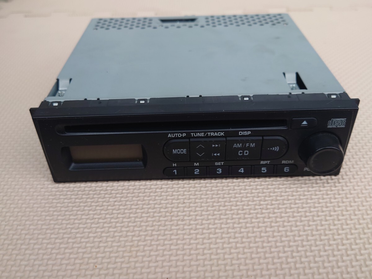 【ジャンク品】DAIHATSU 純正 オーディオ 86180-B5050 カーオーディオ ダイハツ CD AM FM チューナー ラジオの画像1