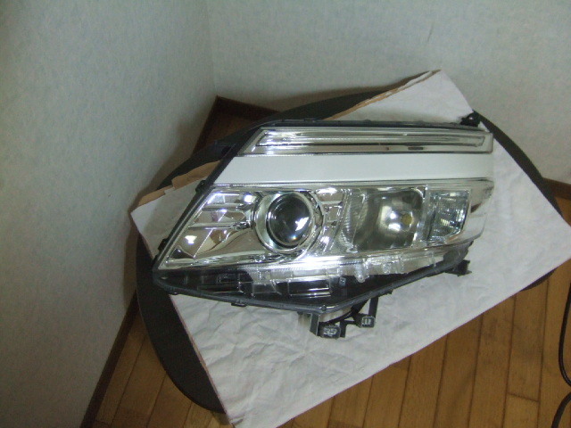 送料無料 トヨタ ヴォクシー ハイブリッド 前期 ヘッドライト 左 81150-28G00 ICHIKOH 28-229 ZWR80W ZRR80W 純正 LED ヘッドランプ A_画像1