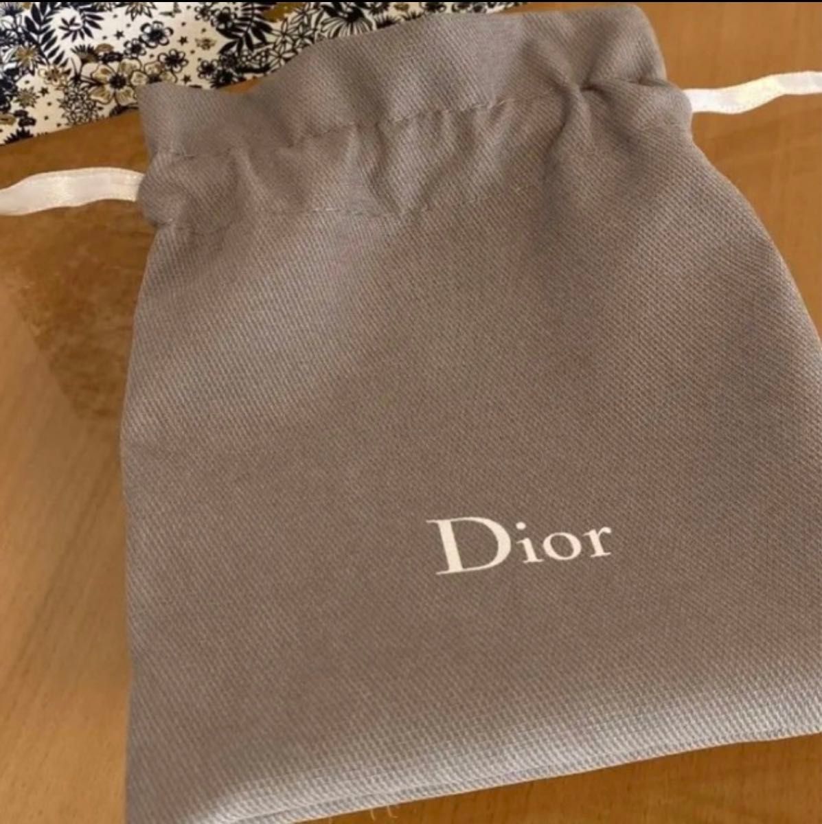 1点 巾着袋 大人気希少 Dior ホワイトロゴ入りグレー