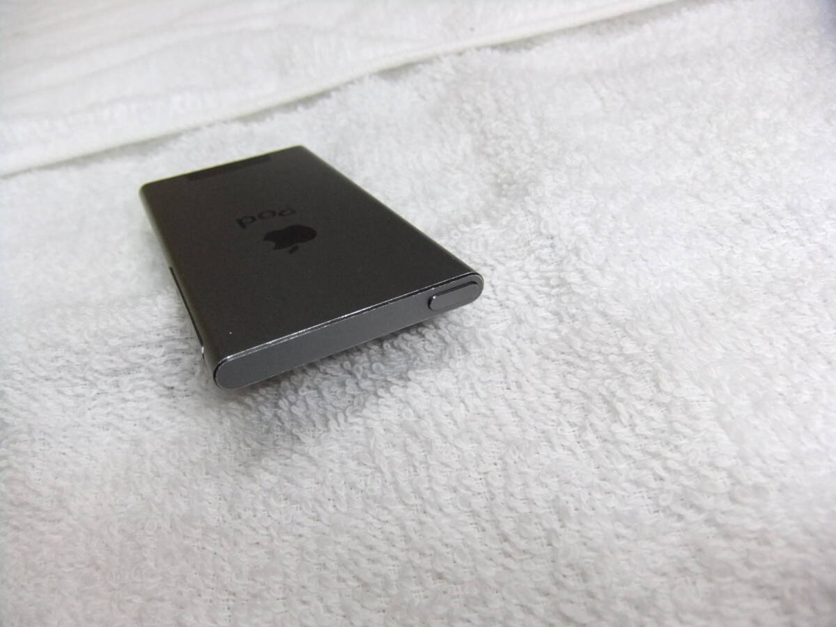 アップル 第7世代 iPod nano 16GB 本体 初期化 アイポッド ナノ apple A1446 ブラック_画像5