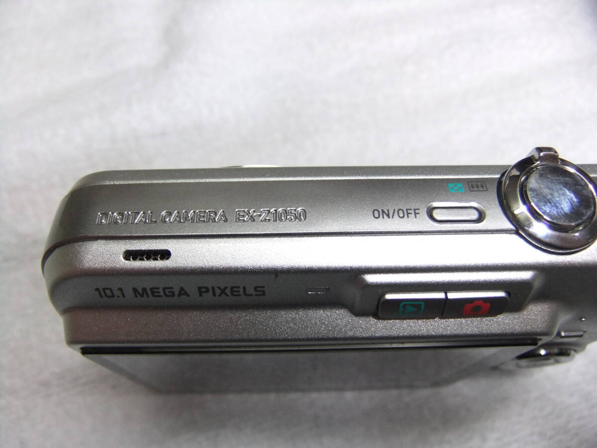 2007年発売 カシオ CASIO デジタルカメラ EXILIM EX-Z1050 1010万画素 光学3倍ズーム ストラップ,SD2GB付 動作確認済 わけあり_画像3