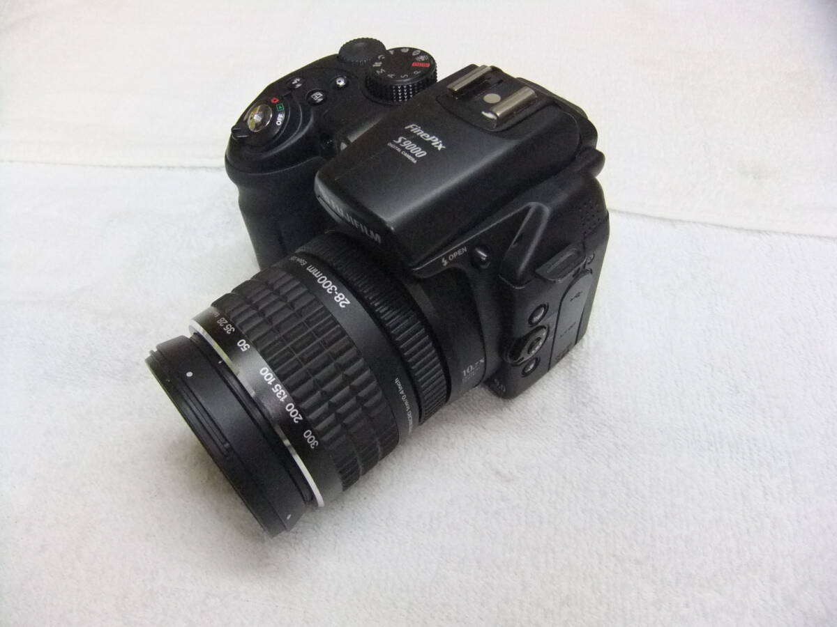 2005年発売 フジフィルム FUJIFILM FinePix S9000 903万画素 光学10.7倍ズーム 28-300mm F2.8-4.9 動作未確認の画像9