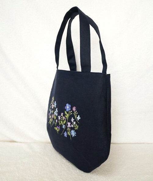 送料込 新品 手刺繍 リネン ネイビー お花 ふっくら丸型 ミニトートバック お散歩バック ハンドメイドの画像3