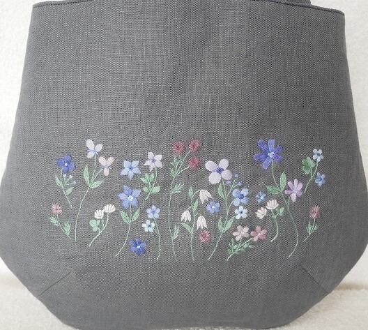 送料込 新品 手刺繍 リネン ブルーグレイ お花 ふっくら丸型 ミニトートバック お散歩バック ハンドメイドの画像2