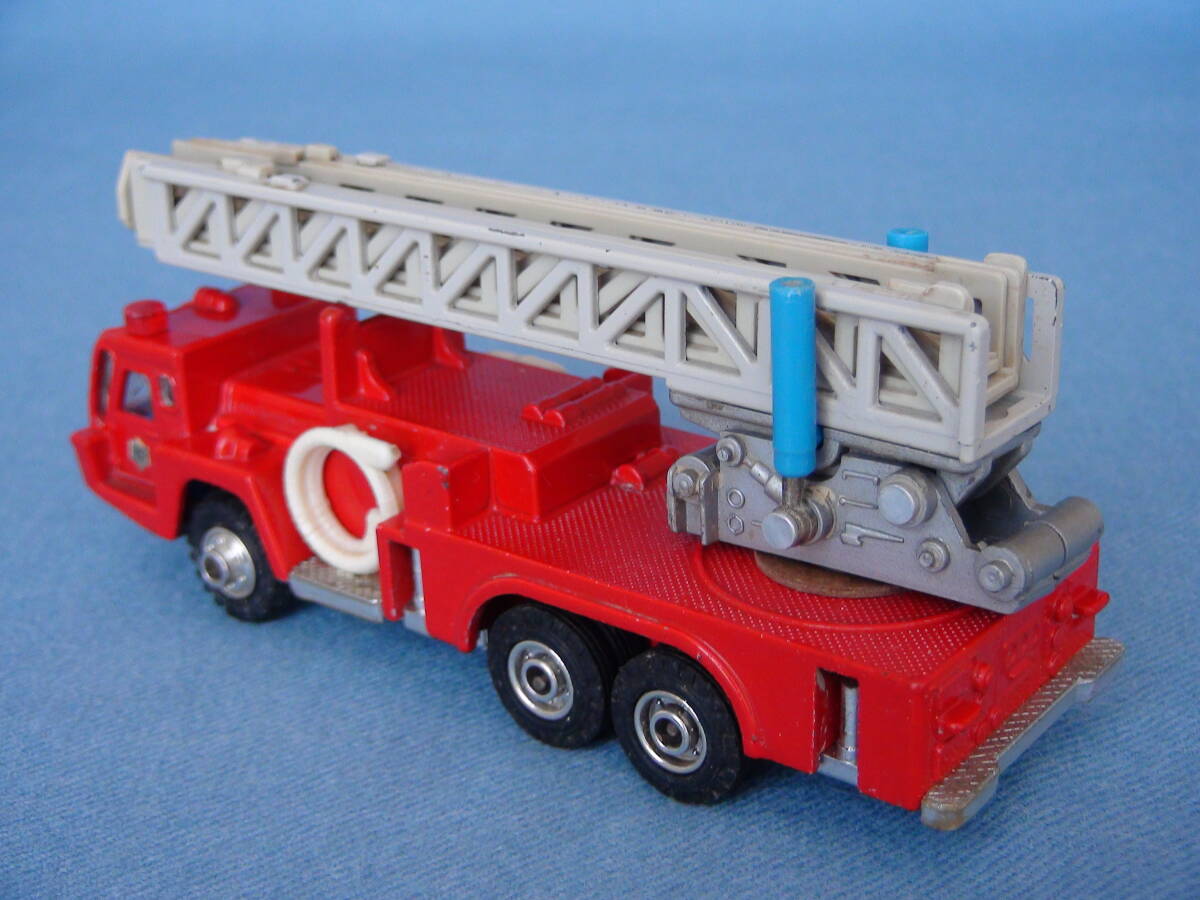 1980年代古い日本製シンセイミニパワー1/70三菱ふそうK201型3軸ハシゴ消防車_画像6