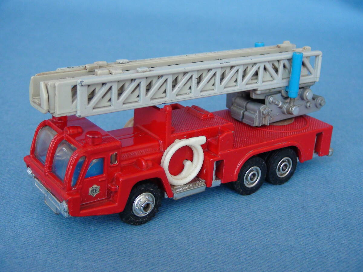 1980年代古い日本製シンセイミニパワー1/70三菱ふそうK201型3軸ハシゴ消防車_画像1
